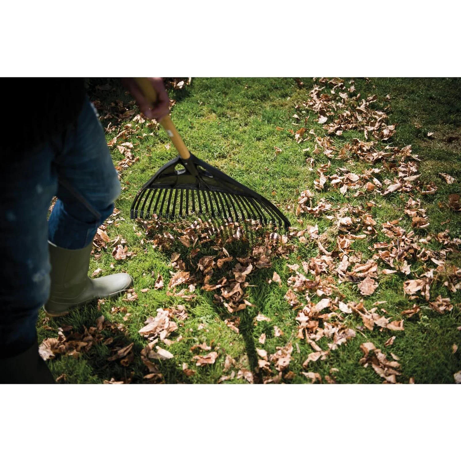 Fiskars Leaf Garden Rake - Extra Large - Image 4
