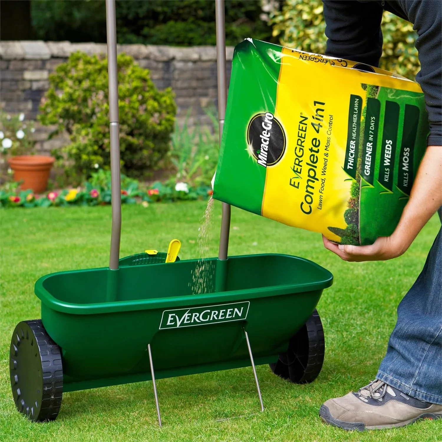 Miracle-Gro EverGreen Complete 4-in-1 Lawn Food, Weed & Moss Killer - 360m2 - Image 3