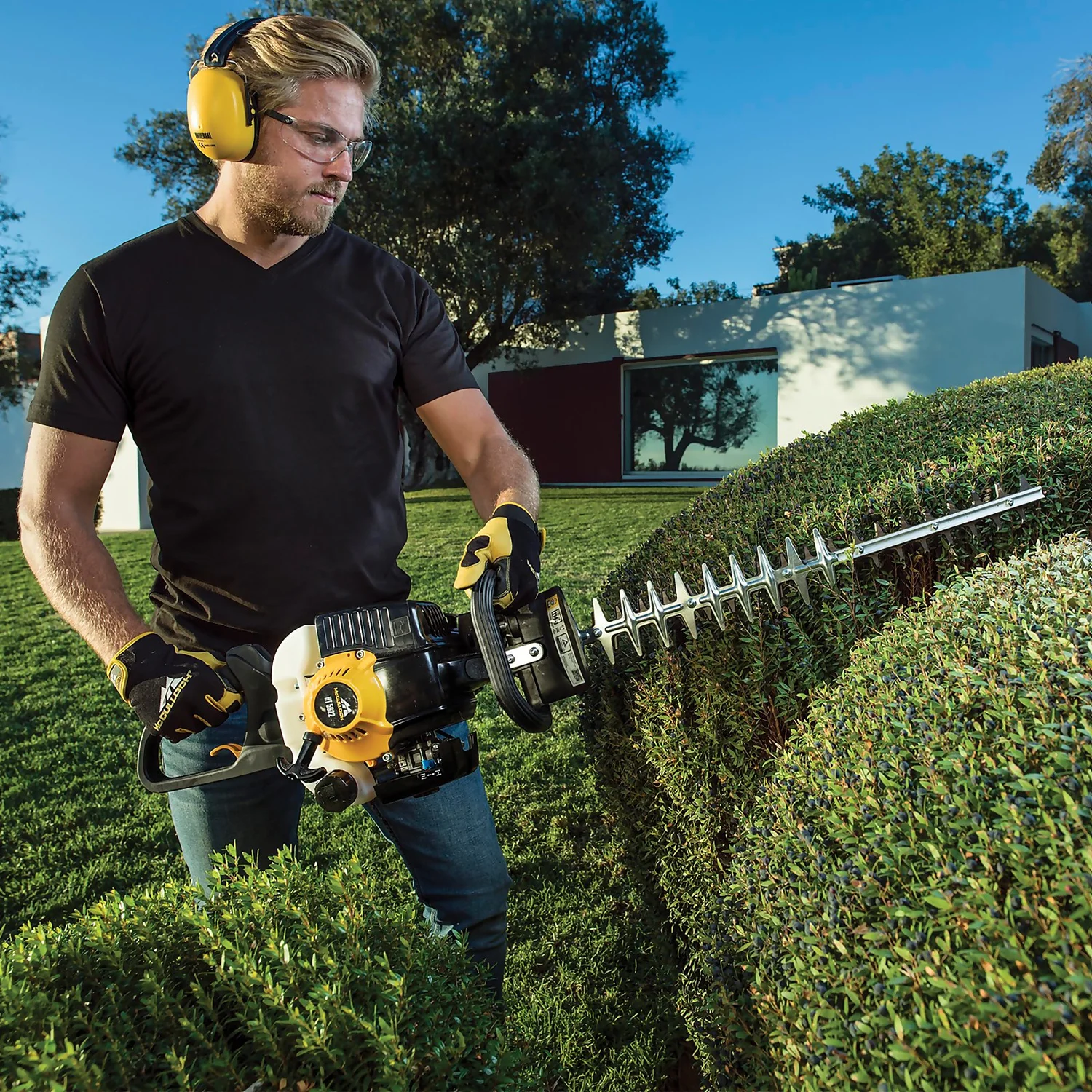 McCulloch HT5622 Petrol Hedge Trimmer - Image 2