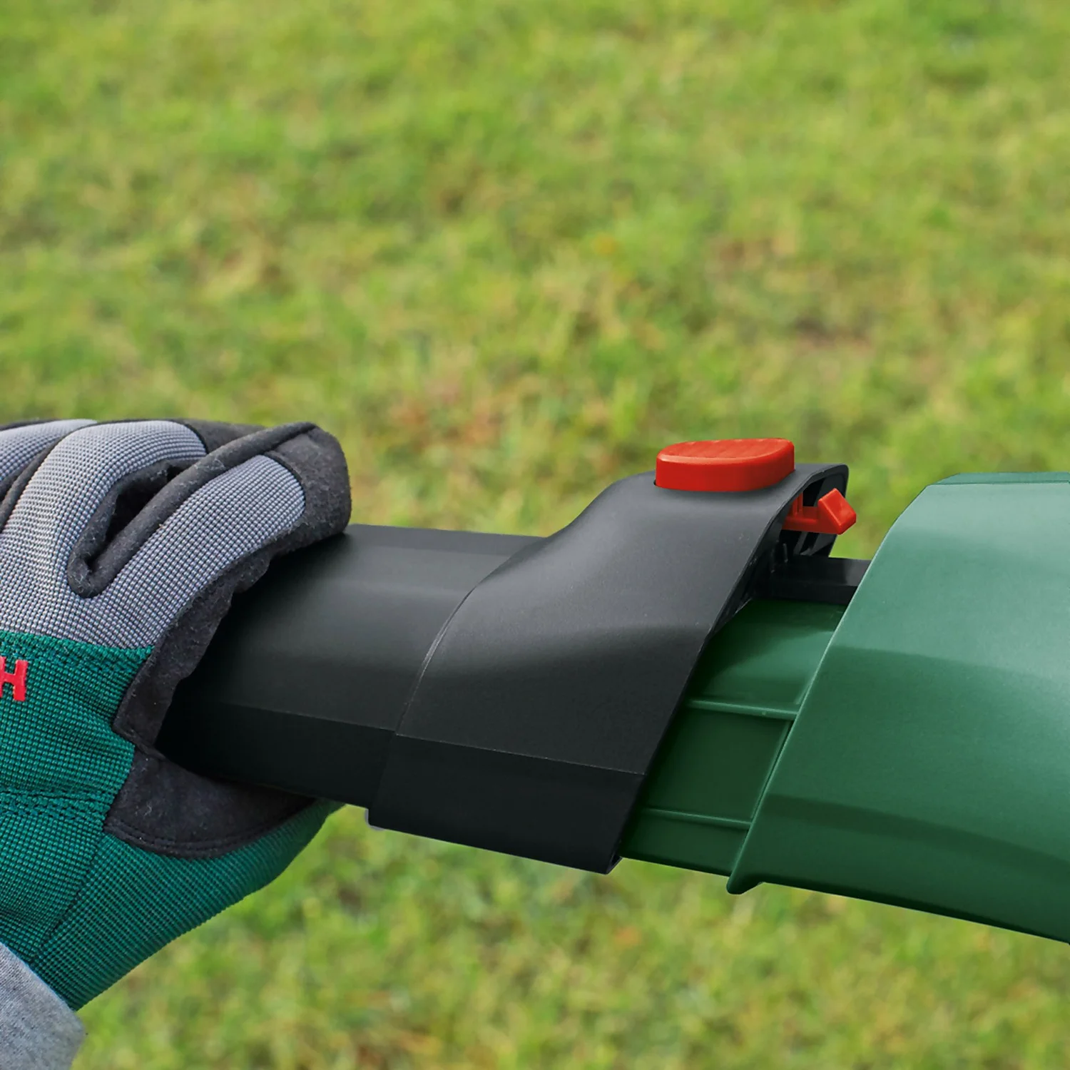 Bosch UniversalGardenTidy 3000 Blower Vac - Image 5